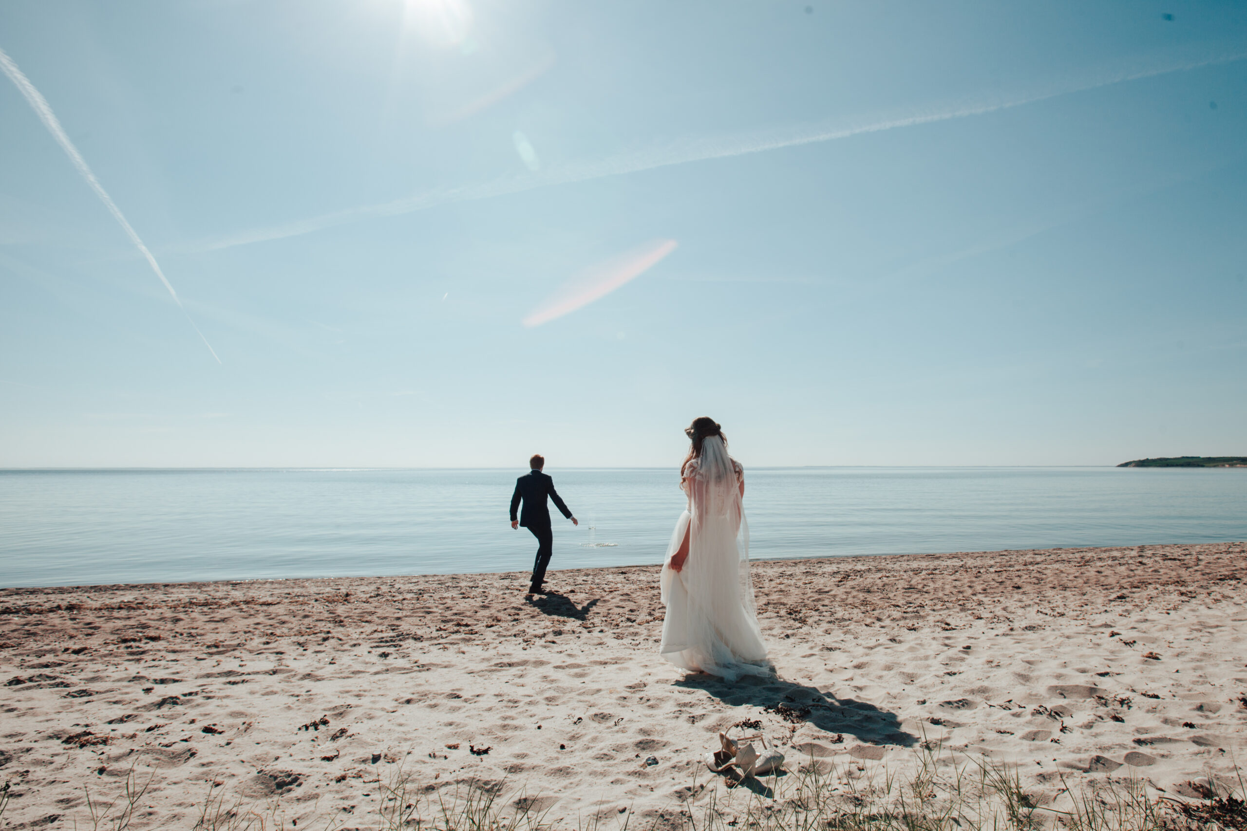 Brudepar slår smut ved stranden